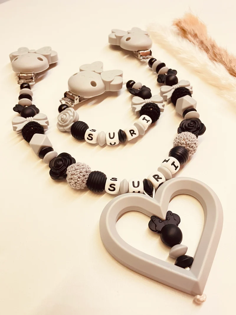 Schnullerkette, Kinderwagenkette personalisiert Maus schwarz grau mit Schleife