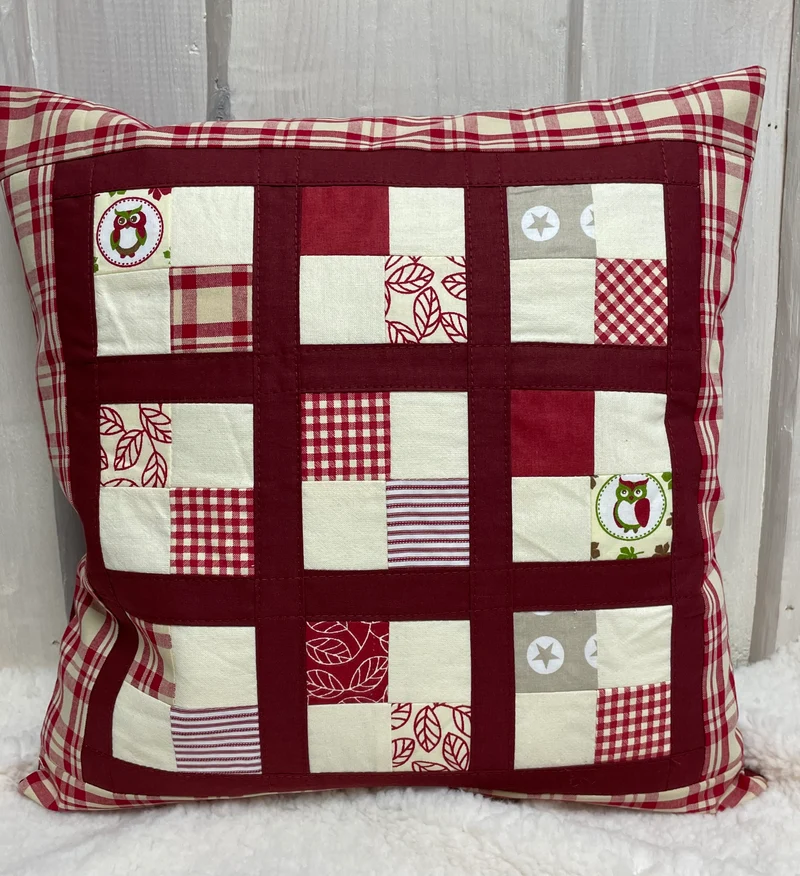 Patchwork Kissenhülle, Landhausstil Kissenbezug, rot/creme 40x40cm.