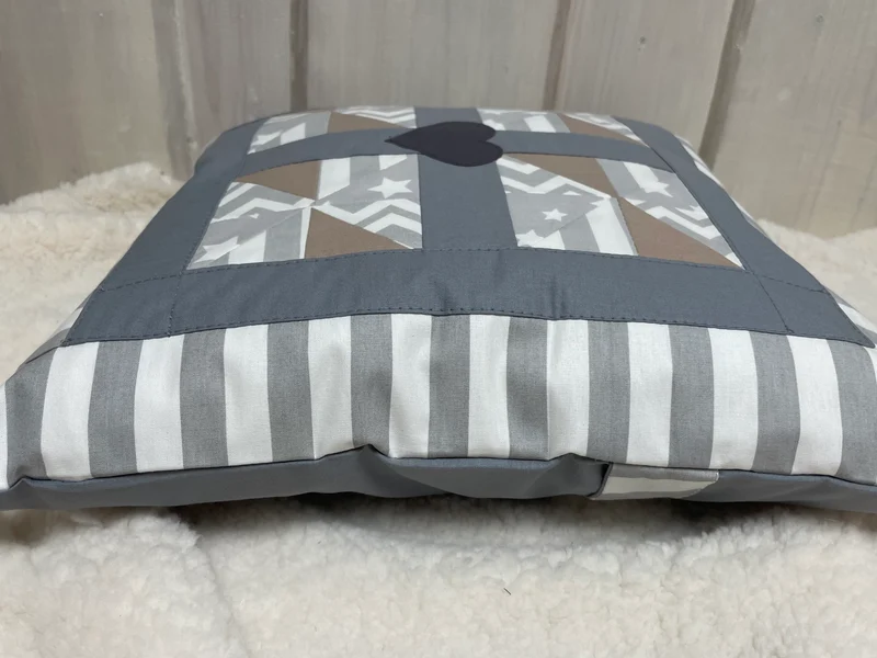 Patchwork Kissenhülle, Landhausstil Kissenbezug, grau/weiß/beige 40x40cm.