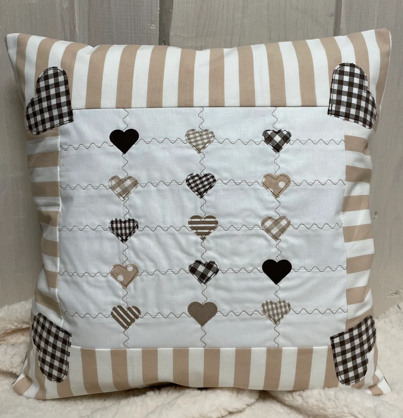 Patchwork Kissenhülle, Landhausstil Kissenbezug, beige /weiß 40x40cm.