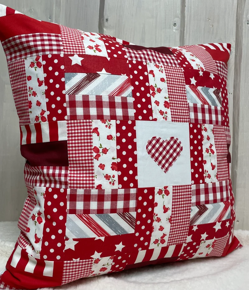 Patchwork Kissenhülle, Landhausstil Kissenbezug, rot/weiß 50x50cm.