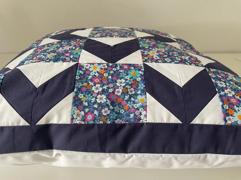 Patchwork Kissenhülle, Landhausstil Kissenbezug, blau/weiß 50x50cm.