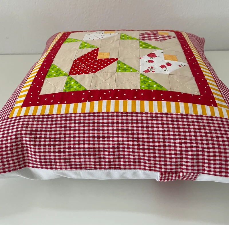 Patchwork Kissenhülle, Landhausstil Kissenbezug, beige/grün/rot 40x40cm