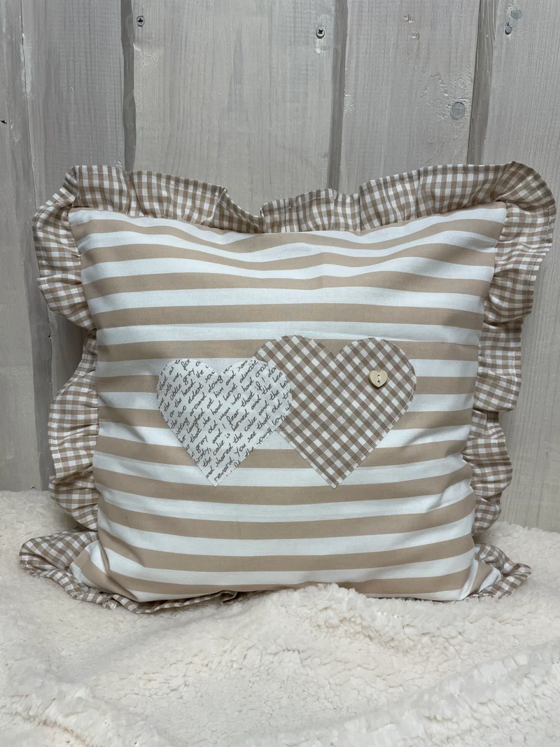 1x Landhausstil Kissenhülle * Kissenbezug mit Rüschen * Dekokissen * Herzen * beige/weiß