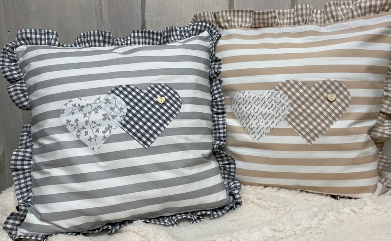 1x Landhausstil Kissenhülle * Kissenbezug mit Rüschen * Dekokissen * Herzen * beige/weiß