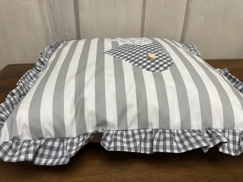 Landhausstil Kissenhülle * Kissenbezug mit Rüschen * Dekokissen * Herzen * grau/weiß