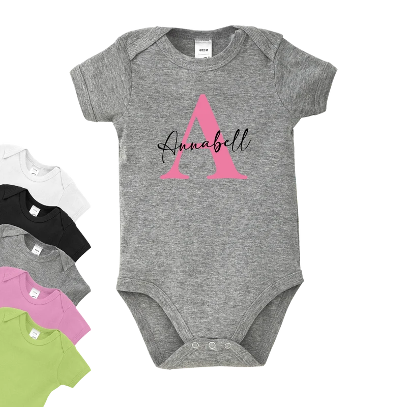 Personalisierter Babybody - Name & Anfangsbuchstabe - Baby-Strampler