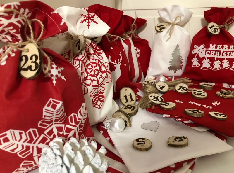Adventskalender,Landhausstil Adventskalender zum befüllen, 24 Säckchen zum Advent, Adventskalender Zahlen aus Holz, rot/weiß