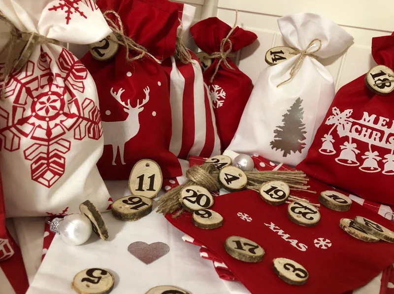 Adventskalender,Landhausstil Adventskalender zum befüllen, 24 Säckchen zum Advent, Adventskalender Zahlen aus Holz, rot/weiß