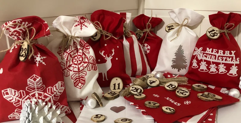 Adventskalender,Landhausstil Adventskalender zum befüllen, 24 Säckchen zum Advent, Adventskalender Zahlen aus Holz, rot/weiß