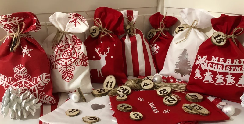 Adventskalender,Landhausstil Adventskalender zum befüllen, 24 Säckchen zum Advent, Adventskalender Zahlen aus Holz, rot/weiß