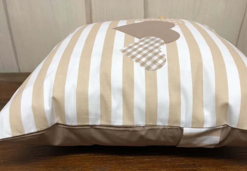 Landhausstil Kissenhülle * Kissenbezug * Dekokissen „ Herzen„ beige/weiß gestreift