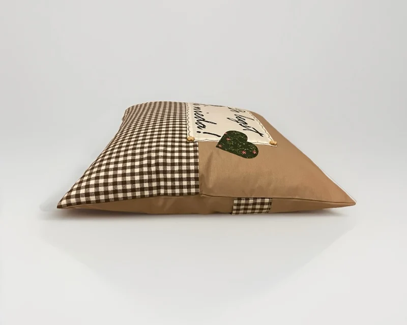 Landhausstil Kissenhülle, Kissenbezug, Dekokissen „Do legst di nieder „ braun/beige