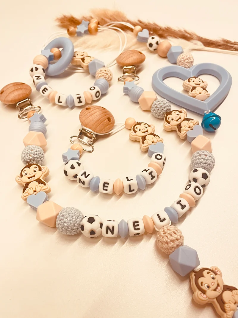 Schnullerkette, Kinderwagenkette, Greifring Babyschalenanhänger Affe Fußball blau