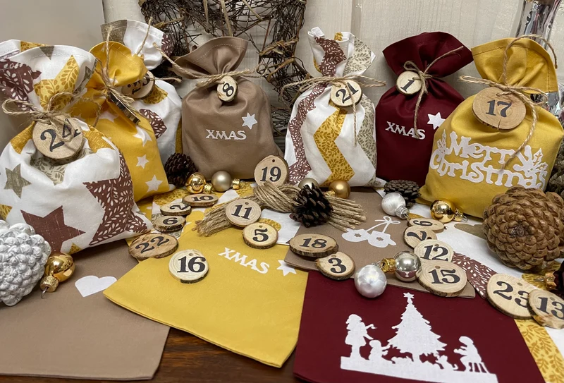 Adventskalender,Landhausstil Adventskalender zum befüllen, 24 Säckchen zum Advent, Adventskalender Zahlen aus Holz, beige/rot/curry