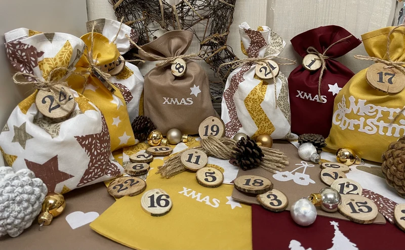 Adventskalender,Landhausstil Adventskalender zum befüllen, 24 Säckchen zum Advent, Adventskalender Zahlen aus Holz, beige/rot/curry