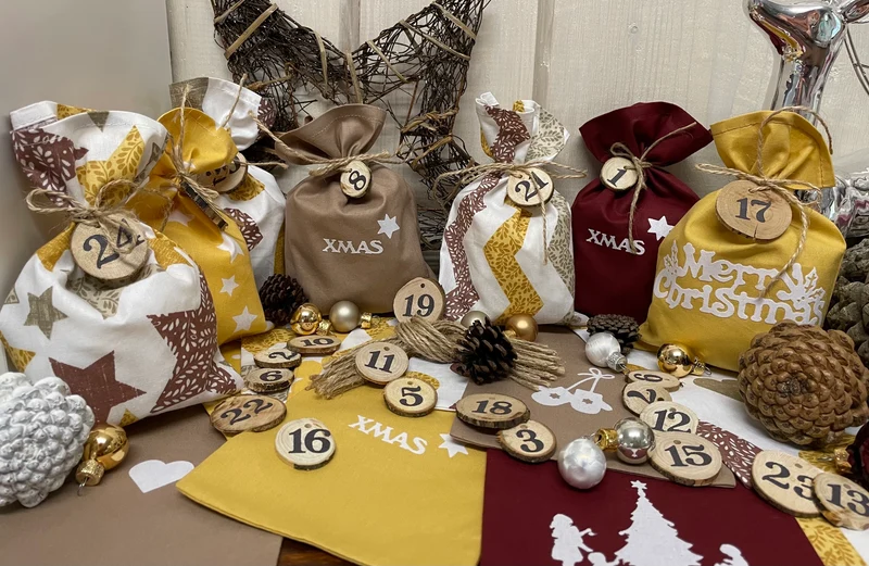 Adventskalender,Landhausstil Adventskalender zum befüllen, 24 Säckchen zum Advent, Adventskalender Zahlen aus Holz, beige/rot/curry