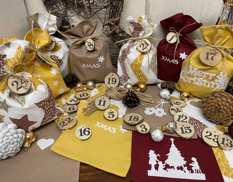 Adventskalender,Landhausstil Adventskalender zum befüllen, 24 Säckchen zum Advent, Adventskalender Zahlen aus Holz, beige/rot/curry