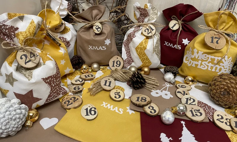 Adventskalender,Landhausstil Adventskalender zum befüllen, 24 Säckchen zum Advent, Adventskalender Zahlen aus Holz, beige/rot/curry