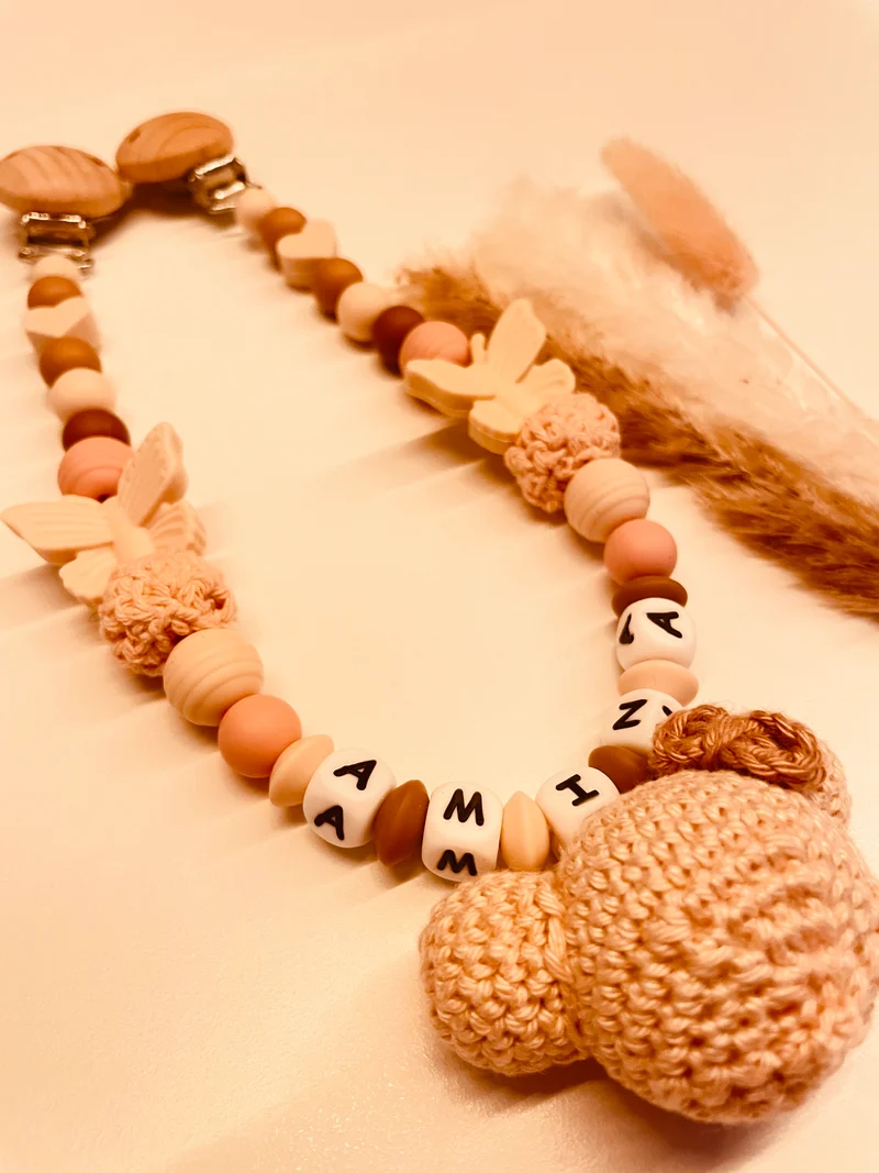 Schnullerkette, Kinderwagenkette, Greifring Maus Schmetterling gehäkelt braun peach beige