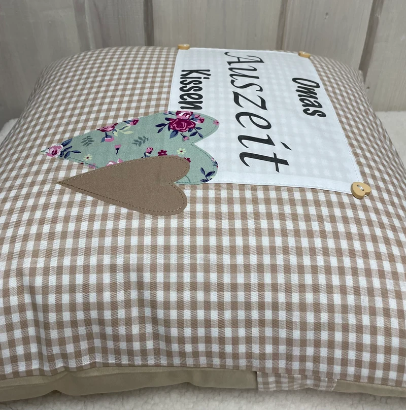 Landhausstil Kissenhülle * Kissenbezug * beige/weiß kariertes Dekokissen „Omas Auszeit Kissen“