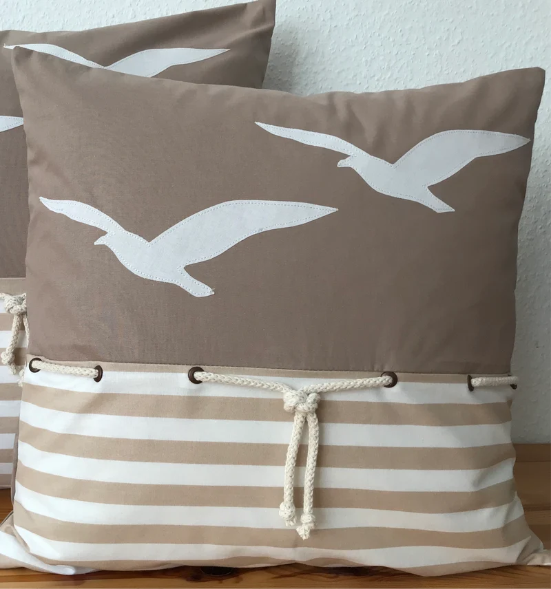 Maritime Kissenhülle, Landhausstil Dekokissen, Möwen beige/weiß gestreigft