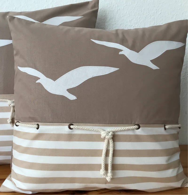 Maritime Kissenhülle, Landhausstil Dekokissen, Möwen beige/weiß gestreigft