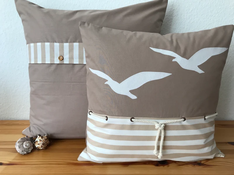 Maritime Kissenhülle, Landhausstil Dekokissen, Möwen beige/weiß gestreigft