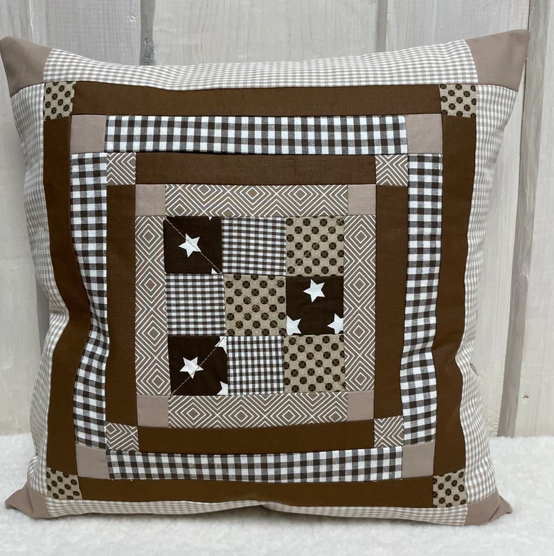 Patchwork Kissenhülle, Landhausstil Kissenbezug, beige /braun 40x40cm.