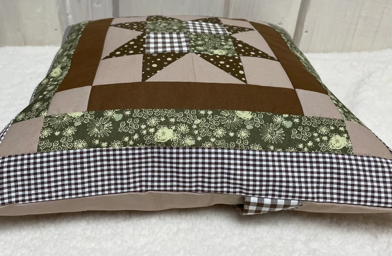 Patchwork Kissenhülle, Landhausstil Kissenbezug, braun / beige /grün 40x40cm.