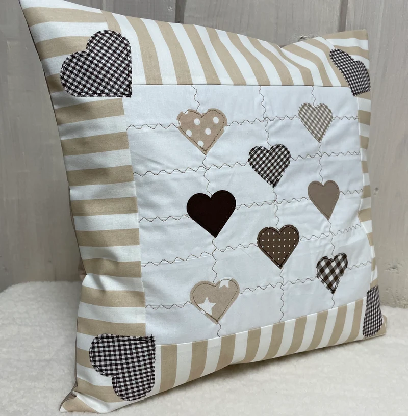 Patchwork Kissenhülle, Landhausstil Kissenbezug, beige /weiß 40x40cm.