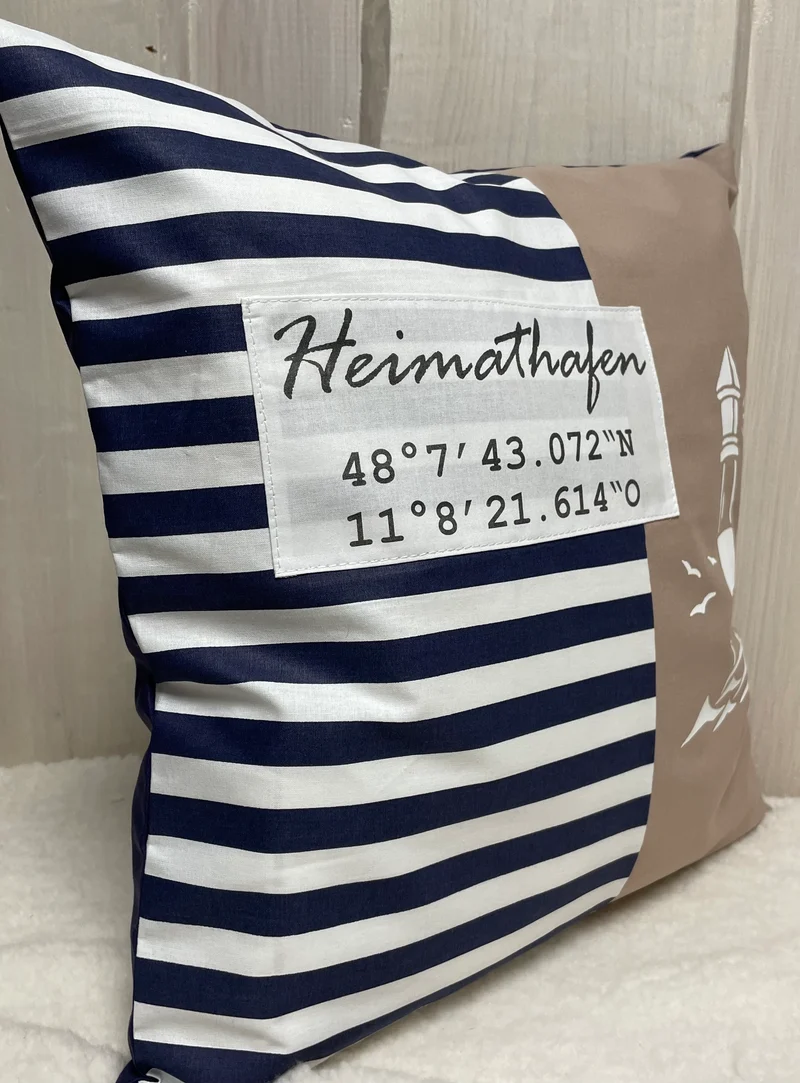 Maritimer Kissenbezug personalisiert mit den Koordinaten von deinem Zuhause * Heimathafen … * blau/weiß/beige