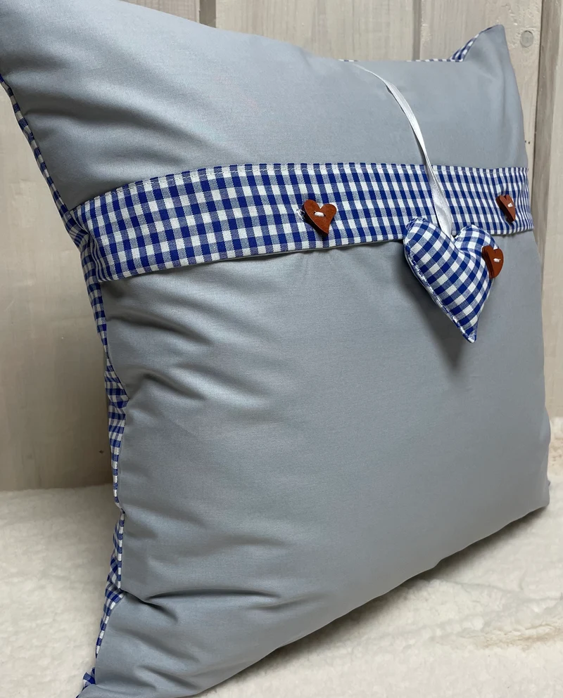 Landhausstil Kissenhülle * Kissenbezug * blau/weiß kariertes Dekokissen mit Herzanhänger