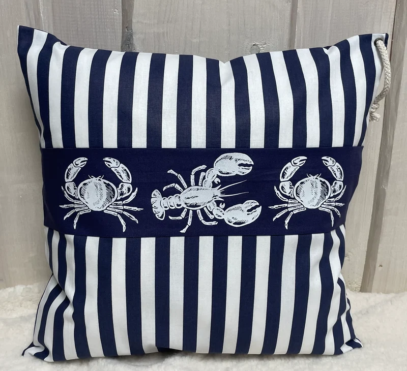 Maritime Kissenhülle, Landhausstil Dekokissen * Krebse * blau/weiß gestreift