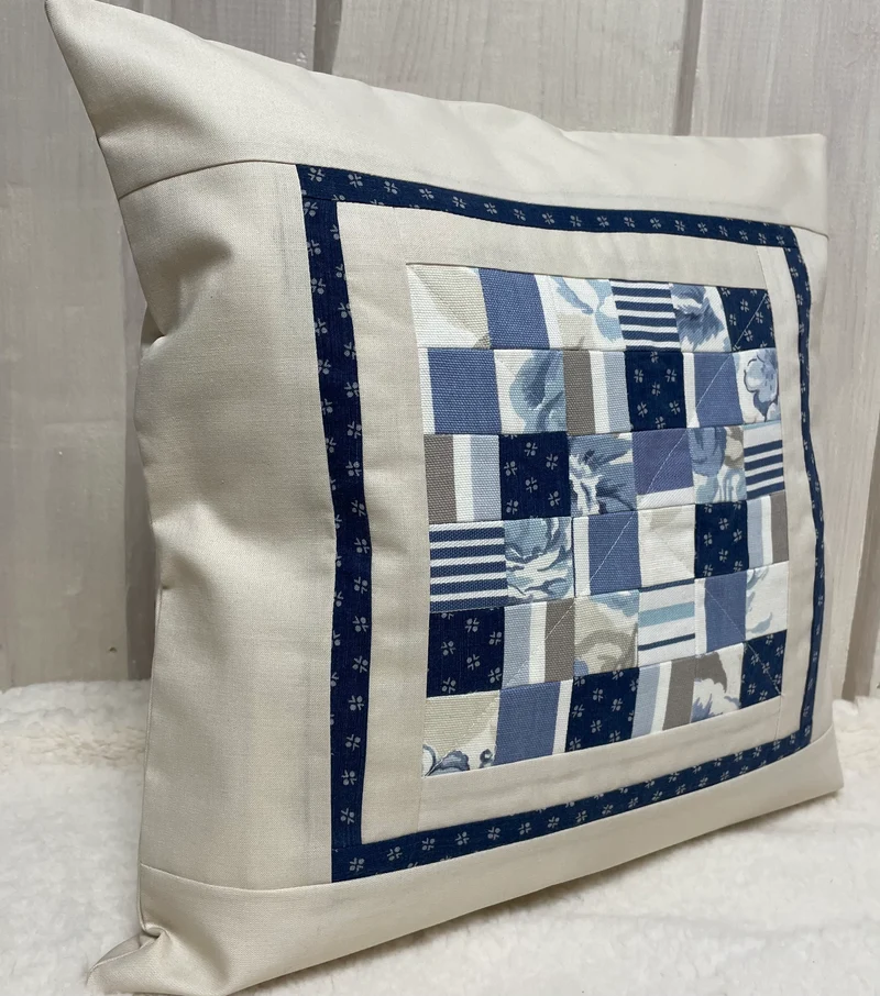 Patchwork Kissenhülle, Landhausstil Kissenbezug, blau / creme 40x40cm.