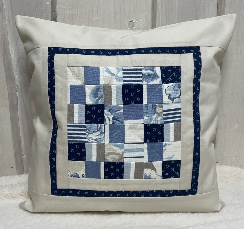 Patchwork Kissenhülle, Landhausstil Kissenbezug, blau / creme 40x40cm.