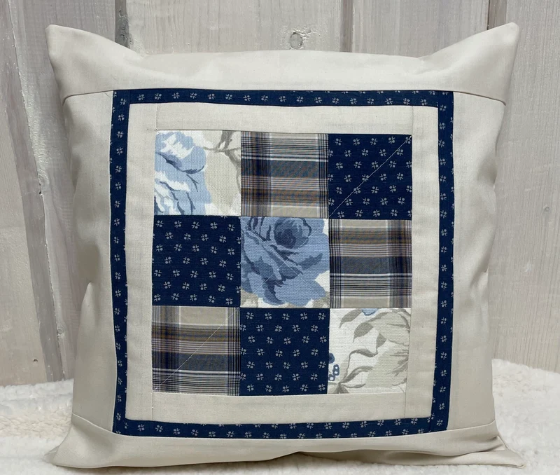 Patchwork Kissenhülle, Landhausstil Kissenbezug, blau / creme 40x40cm.