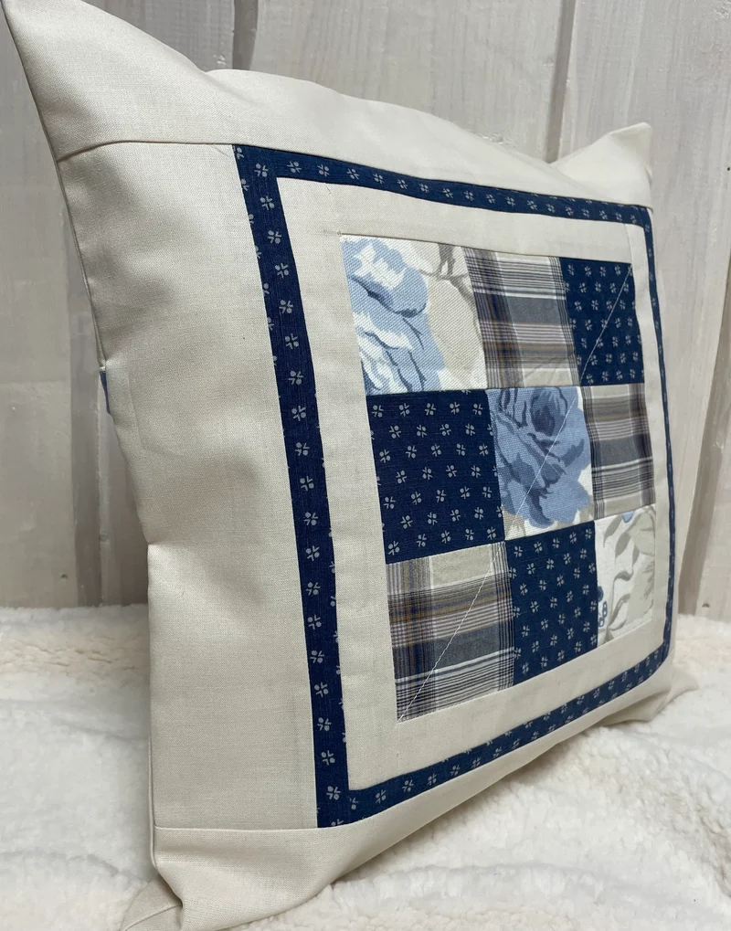 Patchwork Kissenhülle, Landhausstil Kissenbezug, blau / creme 40x40cm.