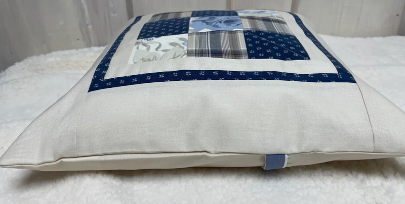Patchwork Kissenhülle, Landhausstil Kissenbezug, blau / creme 40x40cm.
