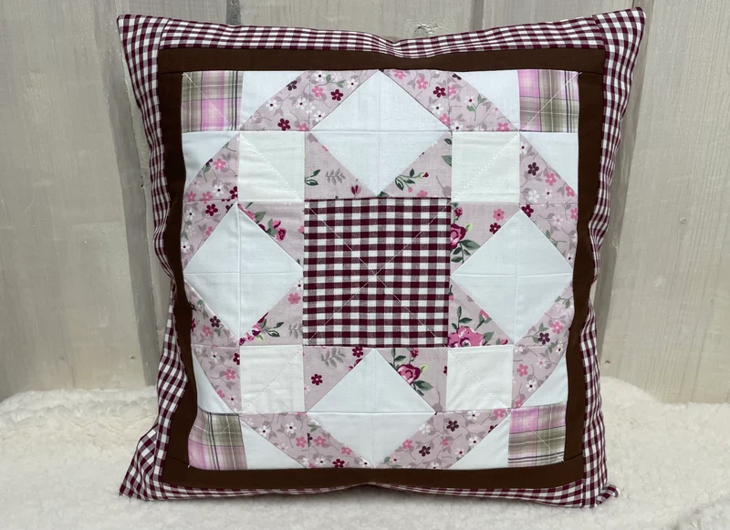 Patchwork Kissenhülle, Landhausstil Kissenbezug, beige/altrosa/rot 40x40cm.