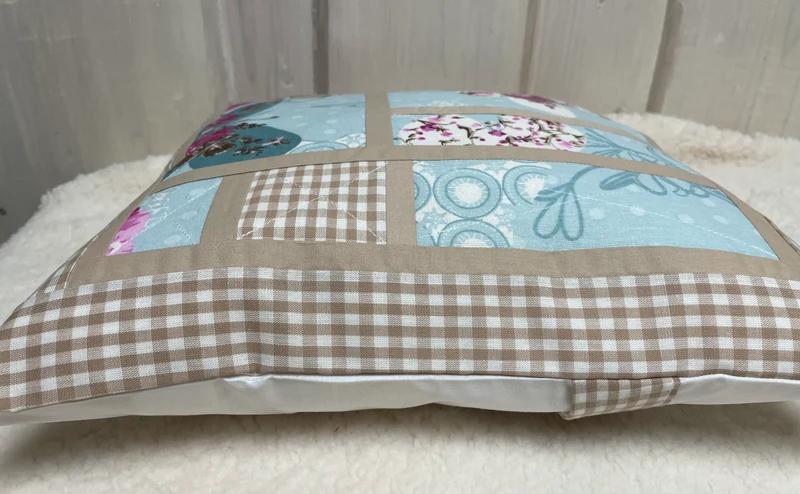 Patchwork Kissenhülle, Landhausstil Kissenbezug, blau / beige 40x40cm.