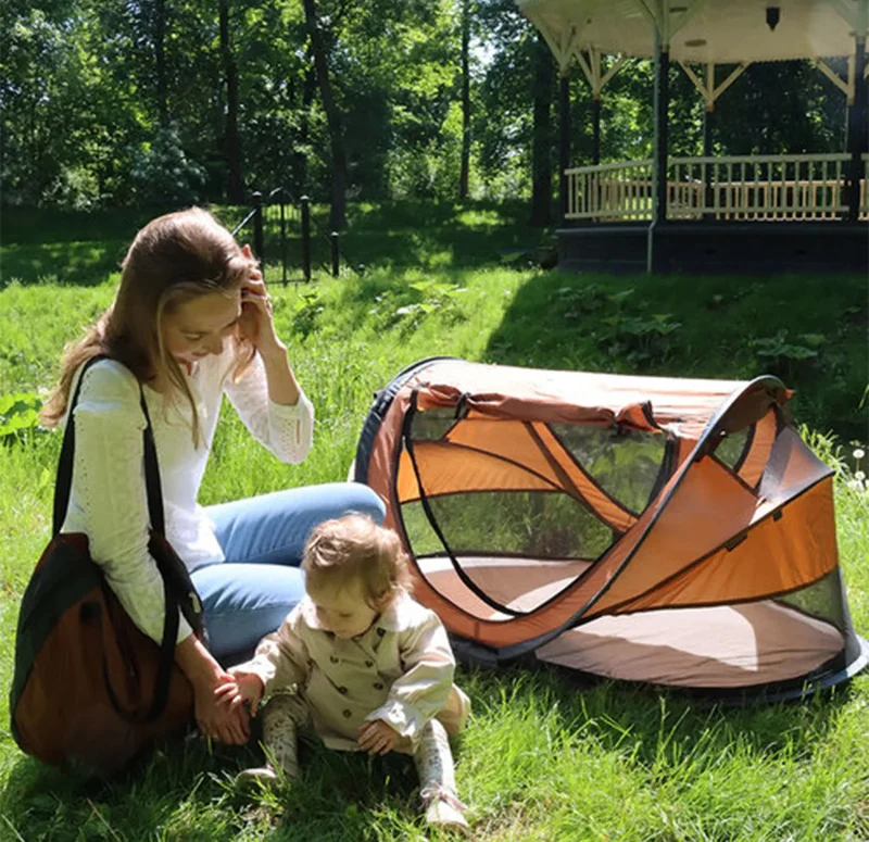 Deryan Luxus-Campingbett für Kleinkinder - Inklusive selbstaufblasender Matratze - Karamell