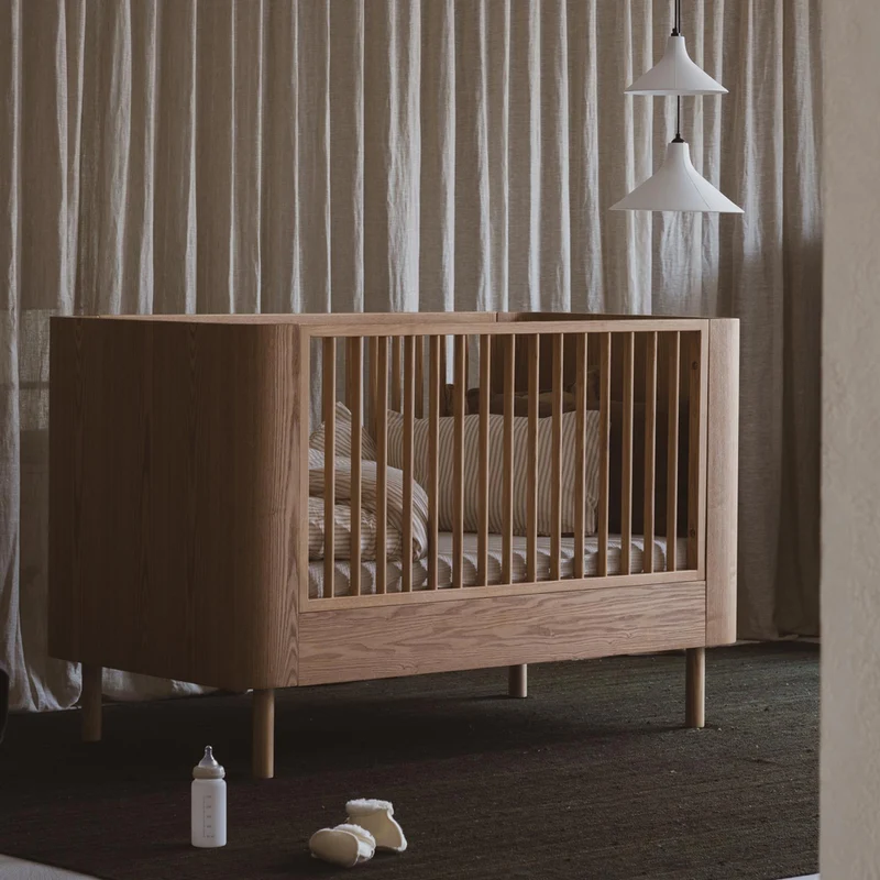 Mitwachsendes Premium Babybett Yume, handgefertigte Rundungen