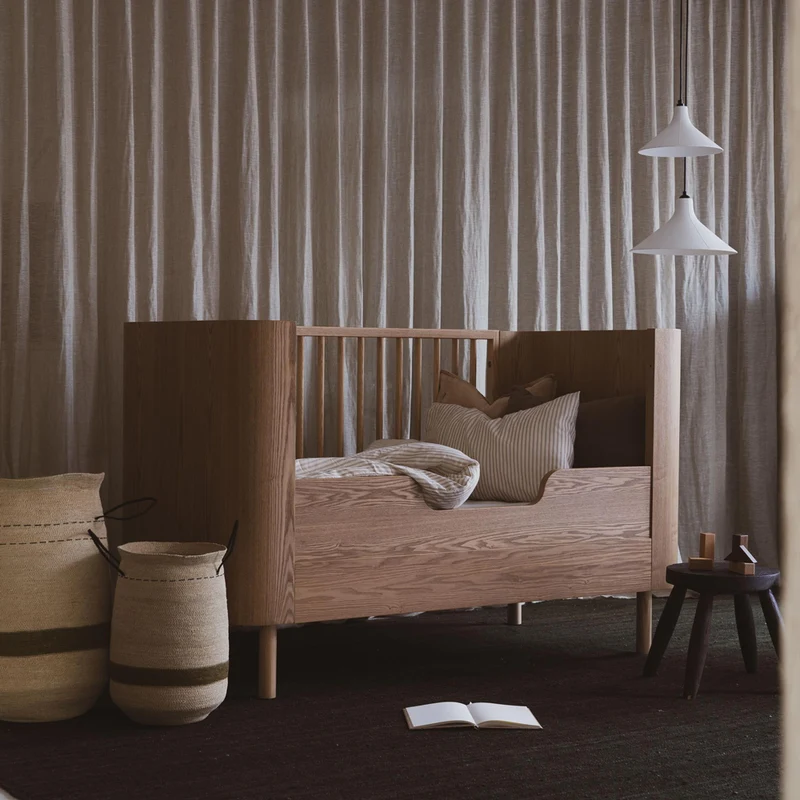 Mitwachsendes Premium Babybett Yume, handgefertigte Rundungen