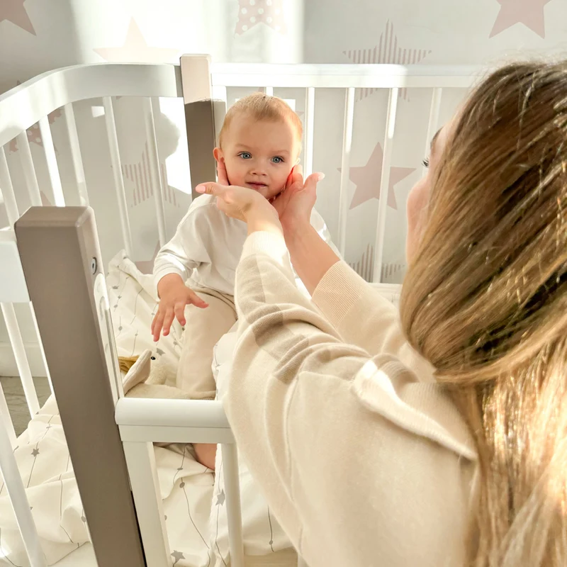 Babybett Beistellbett Elly aus Buchenholz mit Matratze, Weiß/Cappucino