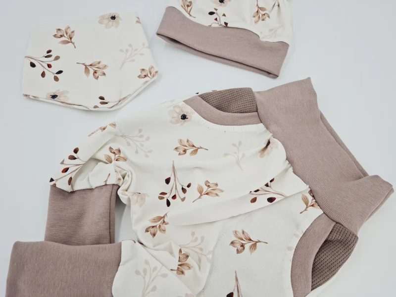 „Coole Pumphose oder Babyset (kurz & lang) – Blumen Beige“