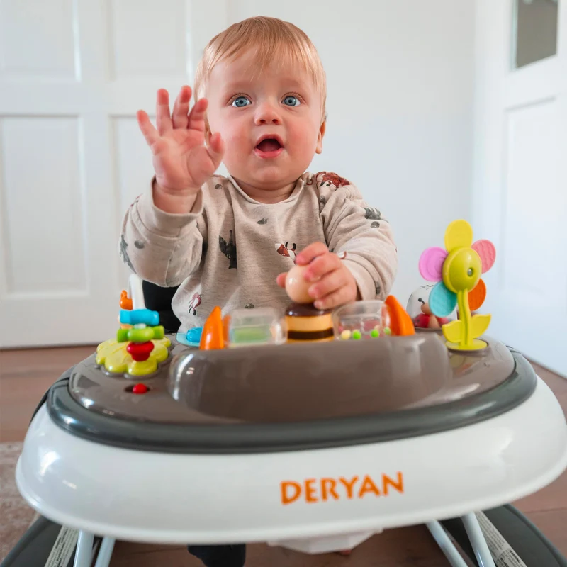 Deryan Luxuriöser 4-in-1-Kinderwagen - Schaukelfunktion - Inklusive Spielset und Tablett - faltbar - Braun