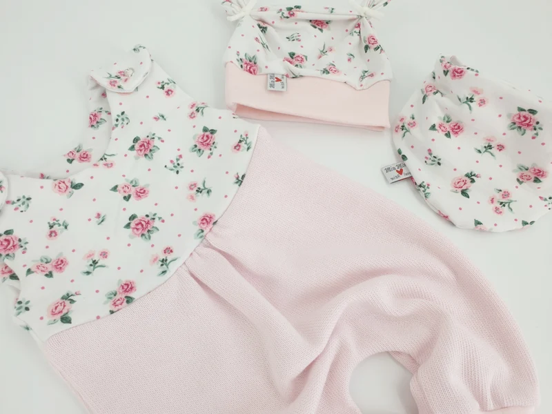 Strampler kurz und lang auch als Baby Set Strick Röschen von Atelier MiaMia