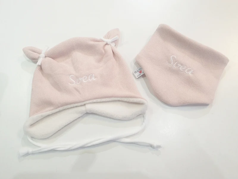Beanie Set Mütze gefüttert mit Bänder und Tuch rosa Stick von Atelier MiaMia