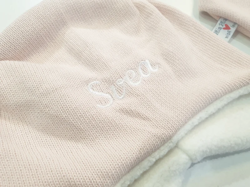 Beanie Set Mütze gefüttert mit Bänder und Tuch rosa Stick von Atelier MiaMia
